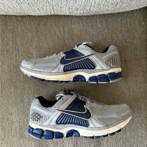 Nike Air Zoom Vomero 5 Yankees Size 9.5 Mens Vast Grey Blue Void Grey Sneakers